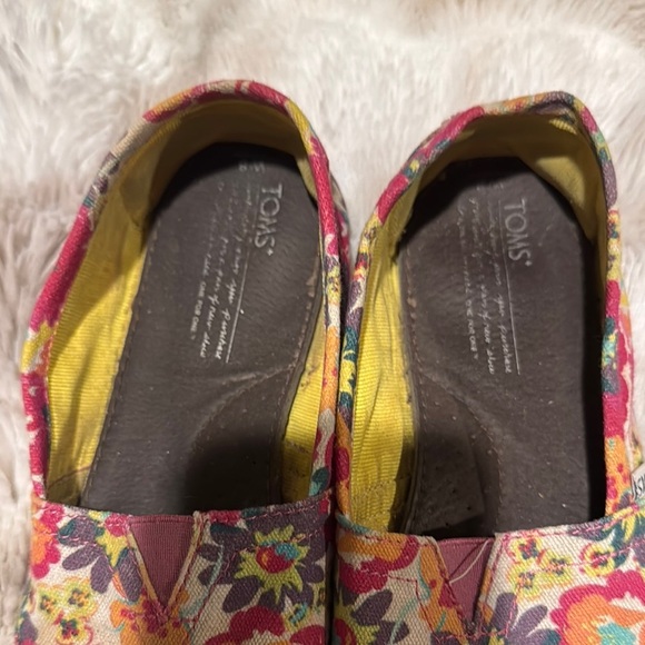 Tom’s Colorful Floral  Shoes - Picture 2 of 7